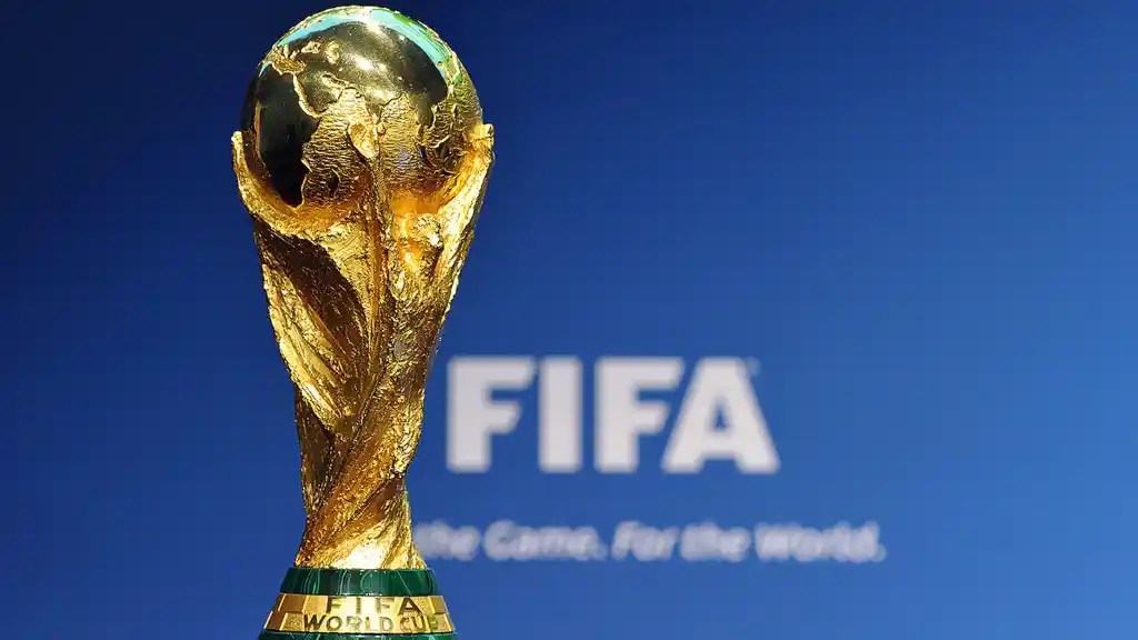 Трофей чемпіонату світу FIFA на синьому фоні