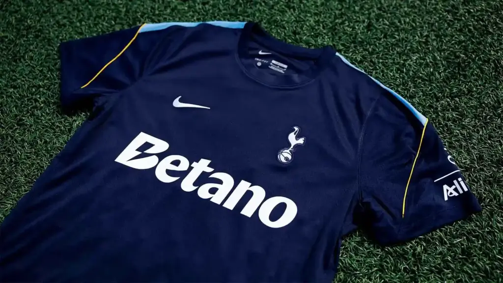 Форма Tottenham Hotspur з логотипом Betano